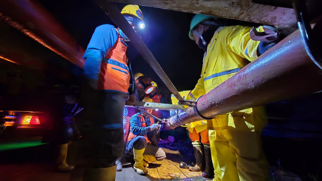 Para Personel PLN gotong royong  menyiapkan tiang jaringan listrik pengganti untuk dipasang di wilayah Pandan, Tapanuli Tengah. Foto: Dokumen PLN
