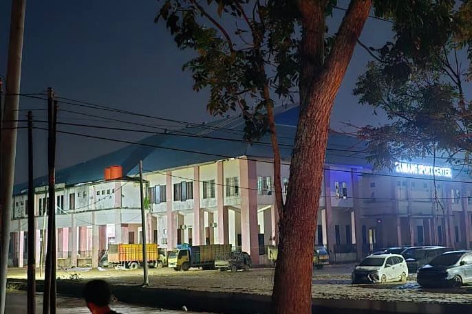 Suasana posko pengungsian utama di Tamiang Sport Center kembali menyala. Foto: Dokumen PLN