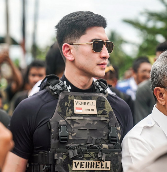 Verrel Bramasta mengenakan tactical vest saat meninjau lokasi banjir di Padang, Sumatra Barat.. DOK IG