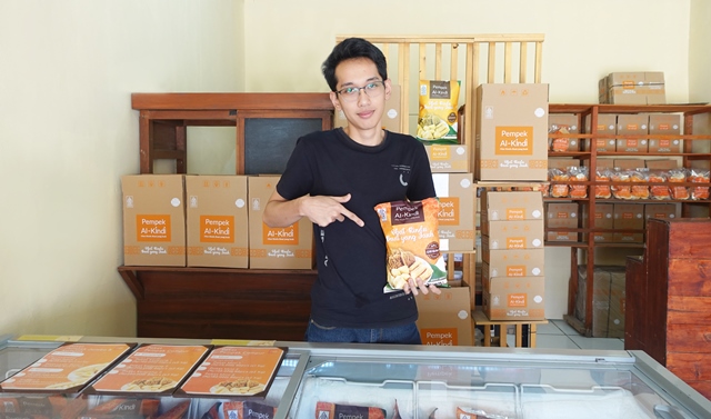    Layanan Lion Parcel yang turut mendukung pelaku UMKM lokal Palembang, termasuk Pempek Al-Kindi. (Foto: Dok. Istimewa)