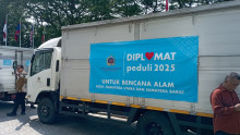 Kementerian Luar Negeri RI bersama seluruh diplomat Indonesia di dalam dan luar negeri melepas bantuan kemanusiaan untuk membantu korban banjir dahsyat di Aceh, Sumatera Utara, dan Sumatera Barat sebanyak 16 ton melalui program 'Diplomat Peduli'.