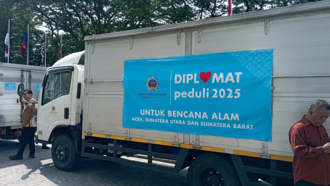 Kementerian Luar Negeri RI bersama seluruh diplomat Indonesia di dalam dan luar negeri melepas bantuan kemanusiaan untuk membantu korban banjir dahsyat di Aceh, Sumatera Utara, dan Sumatera Barat sebanyak 16 ton melalui program 'Diplomat Peduli'.