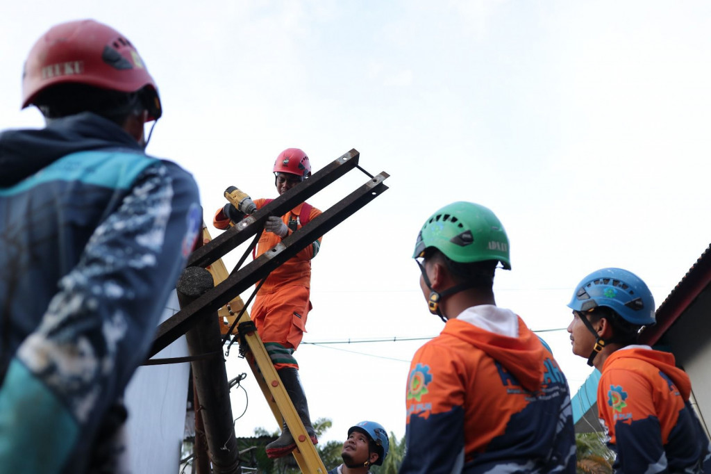 PLN menerjunkan Tim PDKB (Pekerjaan Dalam Keadaan Bertegangan) untuk membantu mempercepat pemulihan kelistrikan Sibolga.