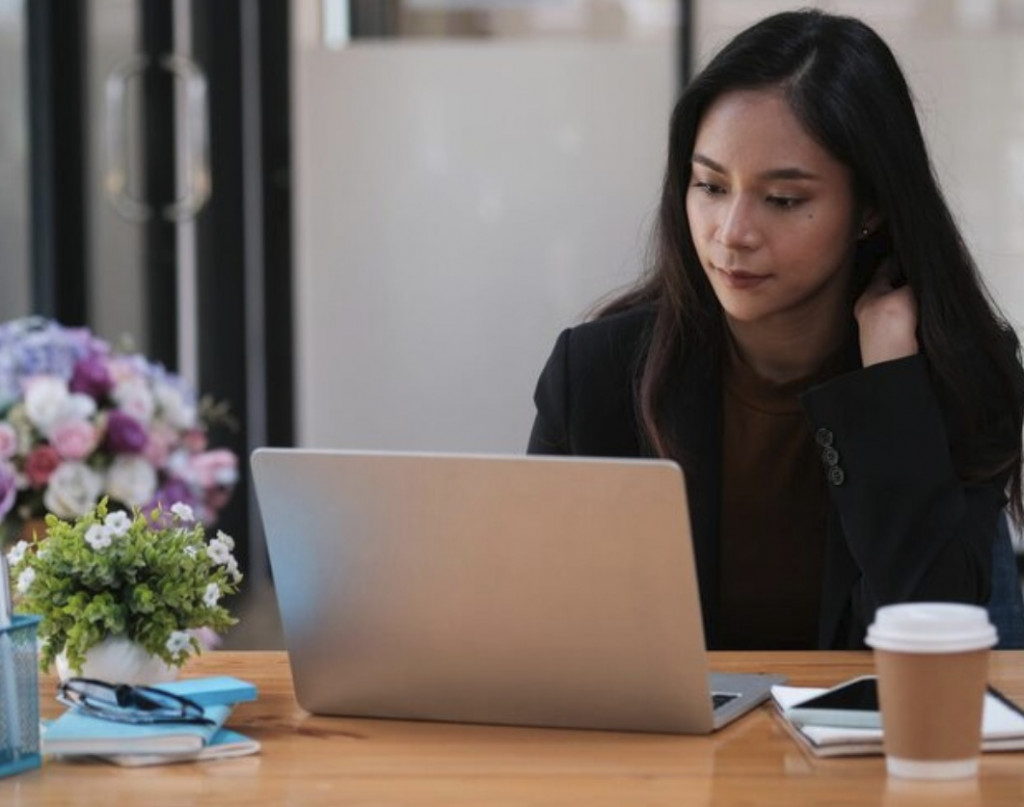 Meski terlihat sepele, cahaya biru atau blue light yang dipancarkan dari layar digital dapat mempercepat penuaan kulit. Ilustrasi Freepik