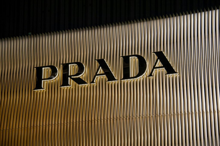Prada Beli Versace dengan Harga Diskon