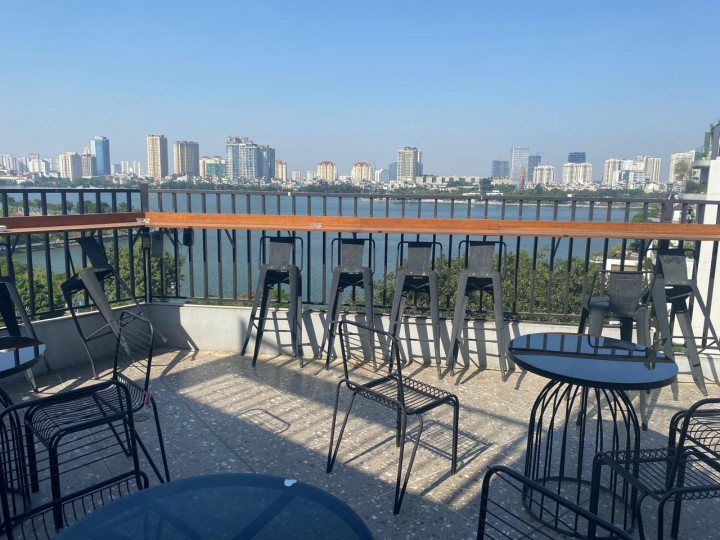 Mengintip Nyamannya Hunian Tenang di Tepi Danau Hanoi