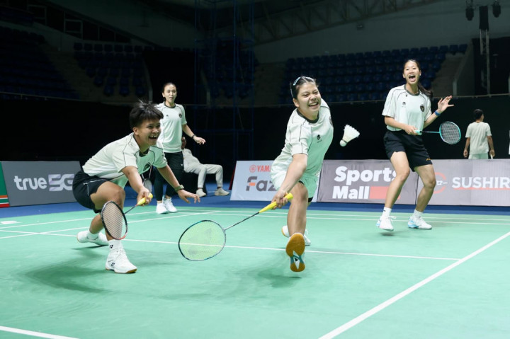 Tim Bulu Tangkis Indonesia Lemaskan Otot Jelang SEA Games 2025