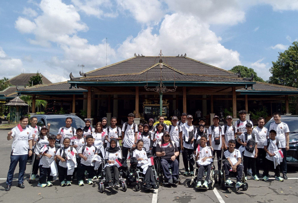 Sesi foto bersama acara pelepasan atlet Indonesia menuju  Asian Youth Para Games 2025. (Foto: Zam/Medcom.id)