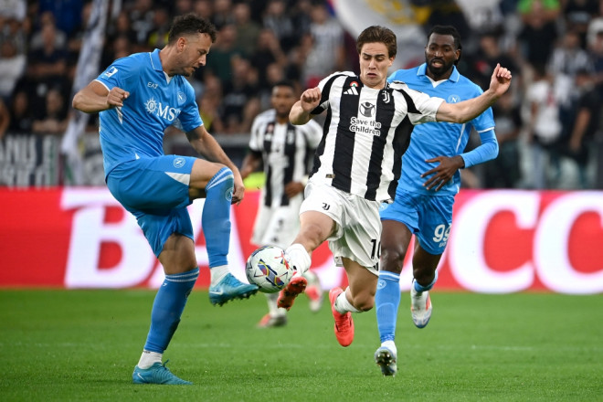 Suasana pertandingan Napoli vs Juventus (AFP/Isabella Bonotto)