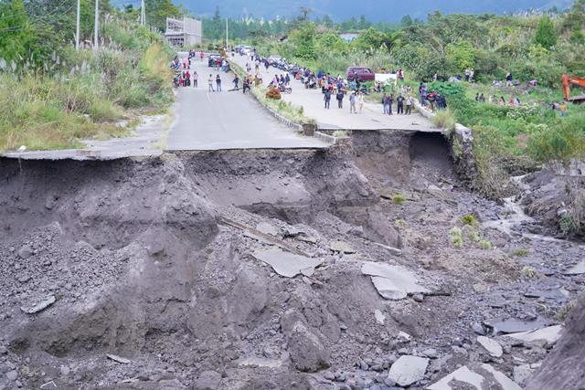 Wamenkes memaparkan perkembangan penanganan kesehatan pasca bencana di Aceh, Suut, dan Sumbar. (Foto: Dok. Birkom Kemenkes)