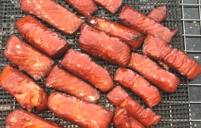Popularitas candied salmon meningkat tak hanya karena tampilan visualnya mengilap dan menarik. (Foto: Dok. Bradleysmoker)