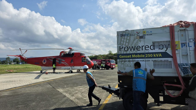 Petugas PLN tengah menyiapkan genset untuk diangkut menggunakan helikopter Badan Nasional Penanggulangan Bencana (BNPB) menuju Takengon, Aceh Tengah, guna memulihkan pasokan listrik bagi Rumah Sakit Umum Daerah (RSUD) Datu Beru. (dok. PLN)