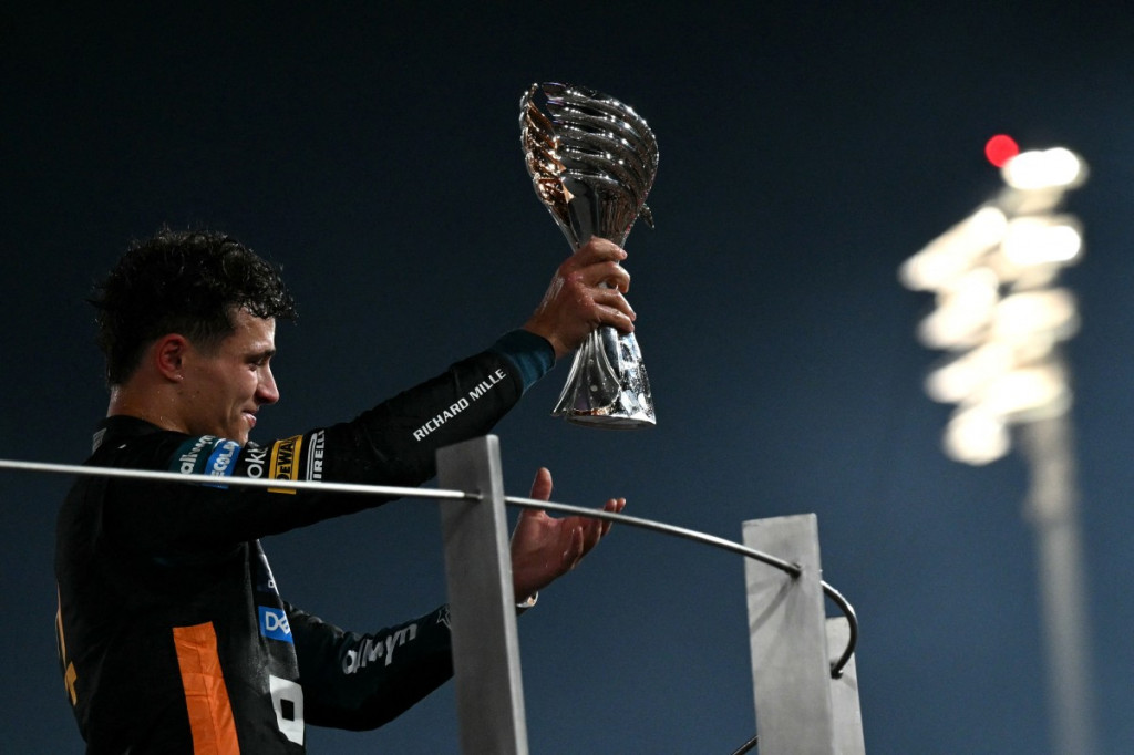 Lando Norris merayakan kesuksesan sebagai juara dunia F1 2025. (Foto: ANDREJ ISAKOVIC / AFP)