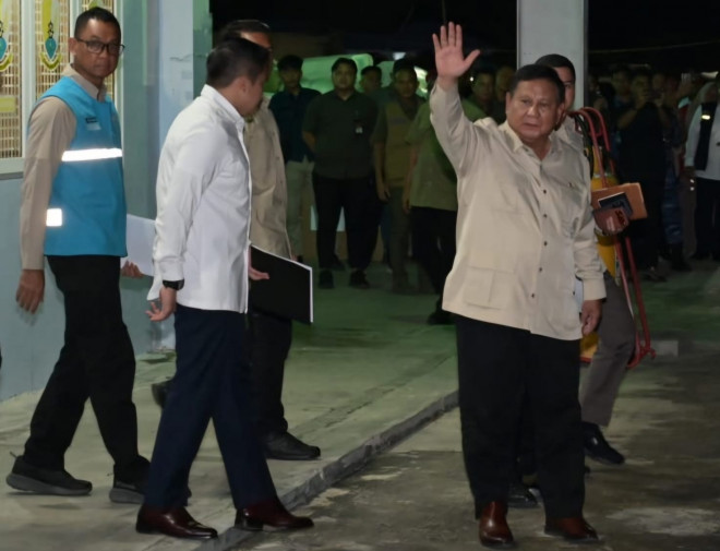 Presiden Republik Indonesia, Prabowo Subianto (kanan), Sekretaris Kabinet, Teddy Indra Wijaya (tengah) dan Direktur Utama PLN, Darmawan Prasodjo (kiri) setelah menghadiri rapat terbatas Pemerintah di posko terpadu penanganan bencana alam Aceh di Lanud Sul