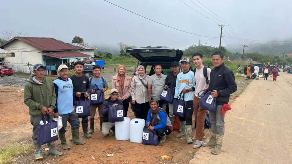 PT Kimia Farma Apotek (“KFA”) menyalurkan bantuan sembako dan obat-obatan untuk korban bencana yang masih berada di pengungsian di wilayah Aceh, pada Sabtu, 6 Desember 2025.