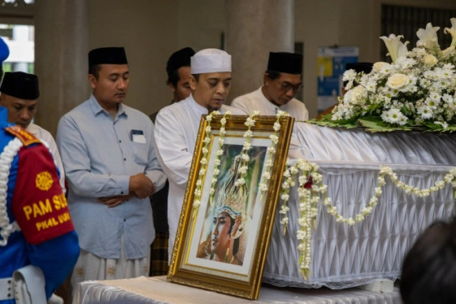 Penghormatan terakhir keluarga besar UGM kepada Prof. Harsono