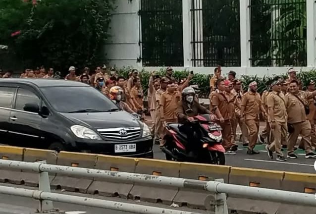 Aksi demo Asosiasi Pemerintah Desa Seluruh Indonesia (APDESI) di Jakarta. (foto: @jakarta.terkini)