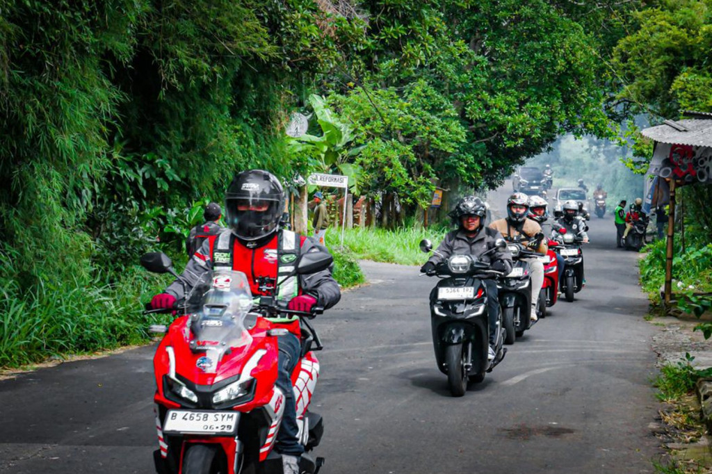 Ilustrasi touring motor. Wahana Honda
