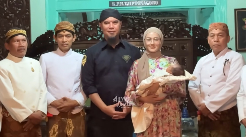 Aqiqah anak baru Ahmad Dhani dan Mulan (Foto: Youtube Ahmad Dhani Dalam Berita)