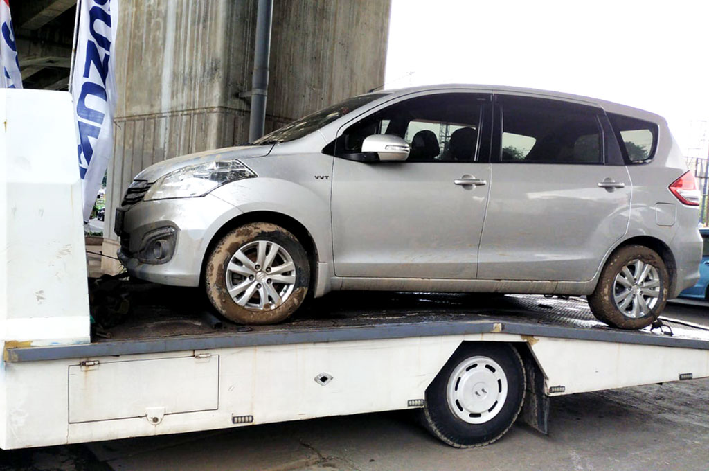Ilustrasi towing mobil. Suzuki