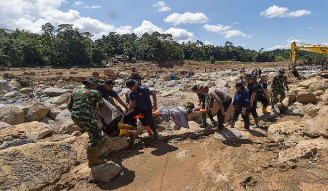 Polri selidiki penyebab kemunculan kayu gelondongan dalam banjir Sumatra. (dok Antara)