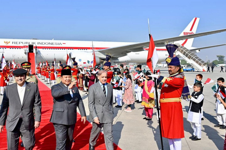 PM dan Presiden Pakistan Sambut Langsung Prabowo di Bandara Islamabad