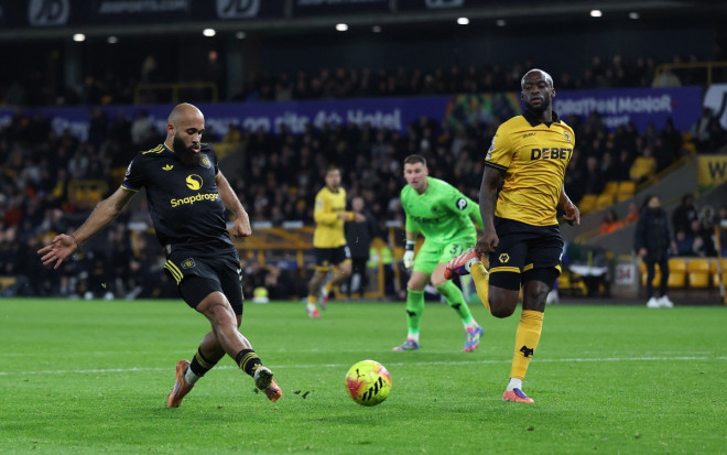 Aksi Bryan Mbeumo ketika membantu Manchester United menghadapi Wolverhampton Wanderers. (Foto: DARREN STAPLES / AFP)