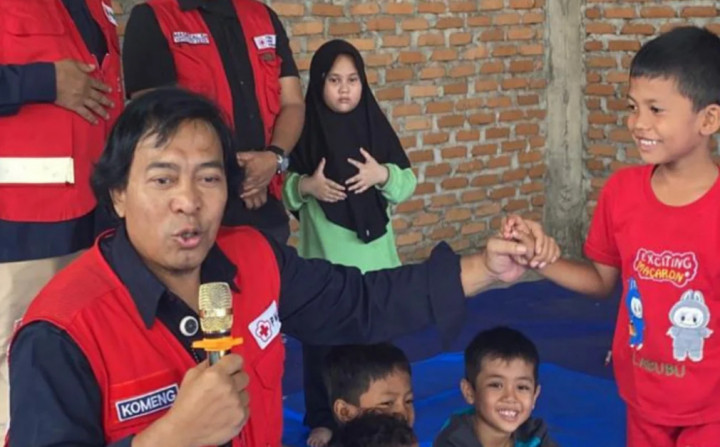 Komeng Turun Langsung Bantu dan Hibur Korban Banjir di Padang