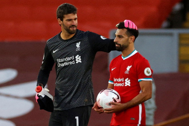 Kiper Liverpool, Alisson Becker, bersama winger Liverpool, Mohamed Salah (AFP/Phil Noble)