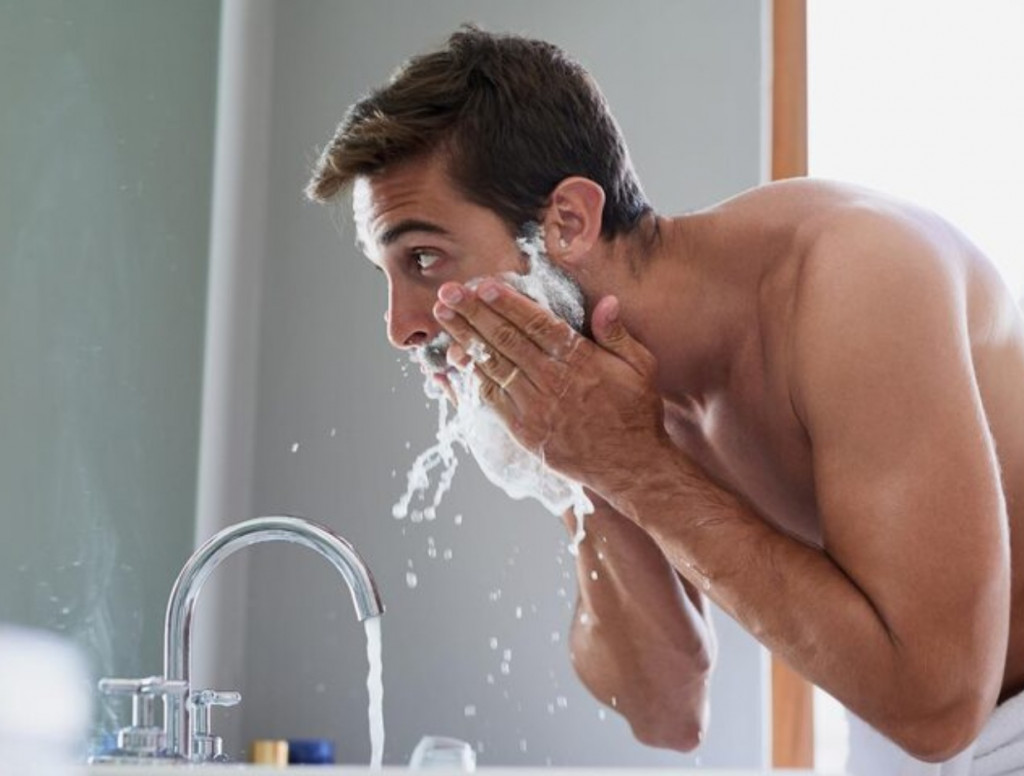 Dalam kehidupan sehari-hari yang penuh aktivitas, pria sering kali menghadapi tantangan seperti polusi udara. Ilustrasi Freepik