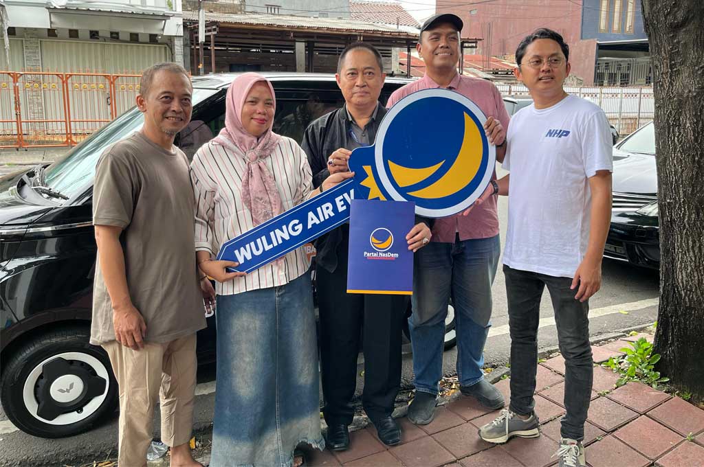 NasDem serahkan Wuling Air EV kepada pemenang Fun Walk. NasDem