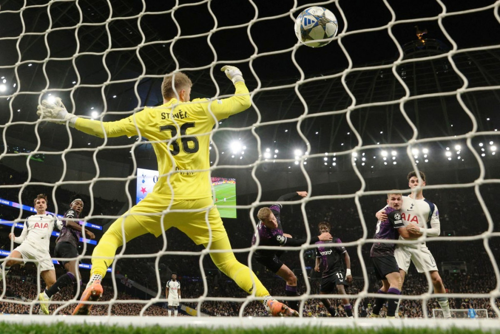 David Zima melakukan gol bunuh diri kontra Tottenham Hotspur-Foto Adrian Dennis/AFP