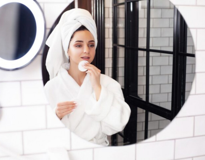 Tidak semua cleanser cocok untuk semua orang, terutama jika kamu punya kulit sensitif yang mudah iritasi. Ilustrasi Freepik