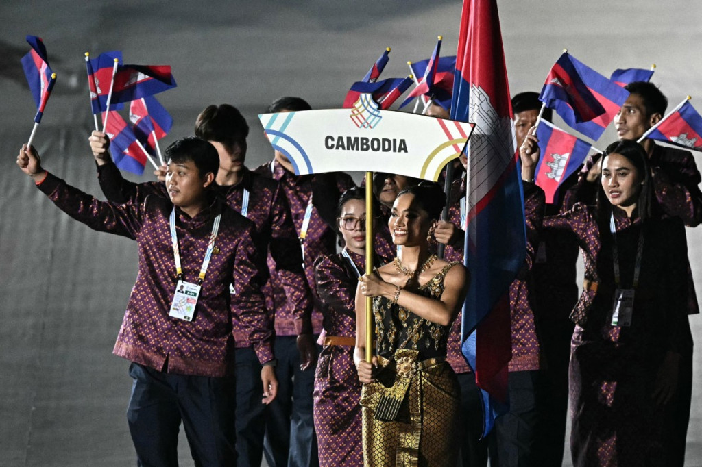 Kontingen Kamboja sempat mengikuti opening ceremony SEA Games 2025. (Foto: AFP/LILLIAN SUWANRUMPHA)