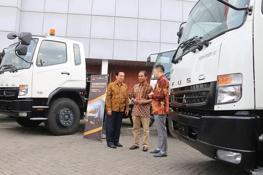Acara penyerahan tahap pertama Mitsubishi Fuso Fighter X FM65F TH 4x2 kepada PT Tako Anugerah Koporasi di Surabaya. KTB