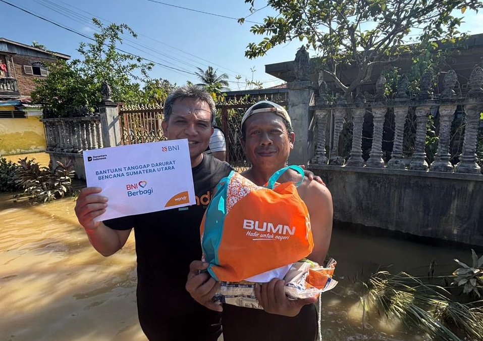 Penyaluran bantuan tanggap darurat kepada masyarakat dan pegawai BNI yang terdampak banjir bandang dan longsor. Foto: Dokumen BNI