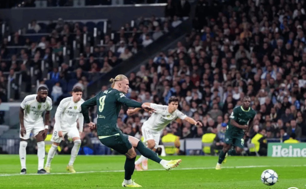 Erling Haaland mengeksekusi tendangan penalti melawan Real Madrid. (dok uefa)