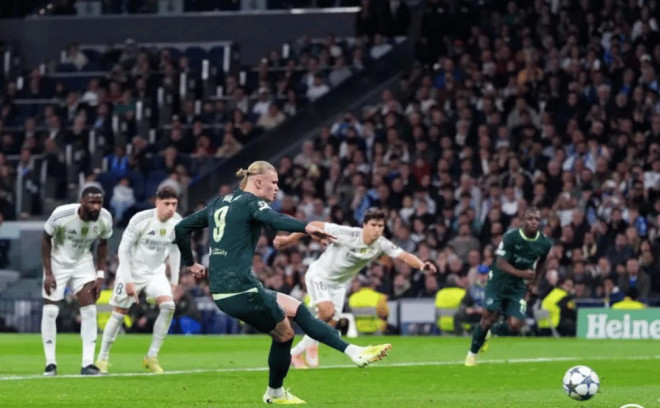 Erling Haaland mengeksekusi tendangan penalti melawan Real Madrid. (dok uefa)