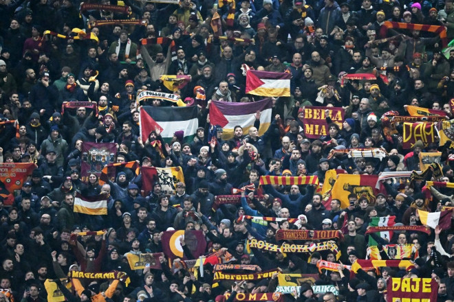 Tifosi AS Roma mendukung timnya libas tuan rumah Glasgow Celtic-Foto Andy Buchanan/AFP