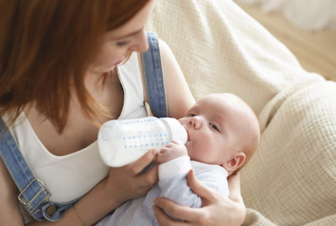 Susu formula tahap 1 umumnya diformulasikan khusus untuk bayi usia 0–6 bulan. Ilustrasi Freepik