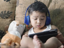 Penelitian terbaru menunjukkan bahwa kecanduan gadget mungkin lebih penting untuk diperhatikan daripada screen time itu sendiri. Ilustrasi Freepik