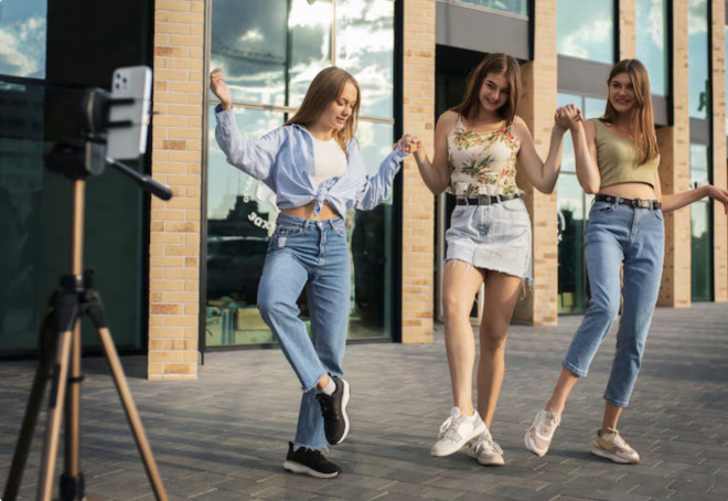 Mengenali dampak yang berpotensi menghancurkan dari ‘flip the camera challenge’ adalah kunci bagi orang tua. Ilustrasi Freepik