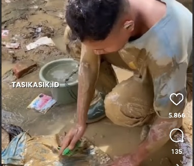 Bobotoh Aceh saat membersihkan jersey Persib Bandung. (Tangkapan Layar Tasikasik.id)