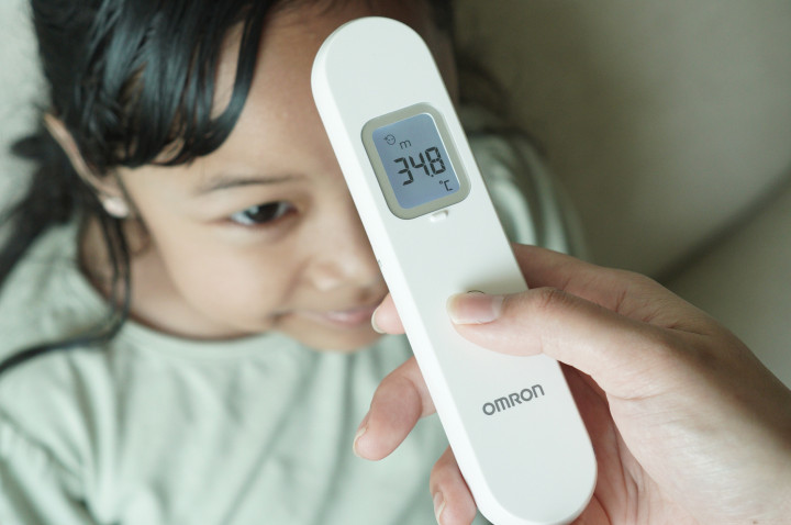 Omron Pantau Kesehatan dengan Termometer Dahi Tanpa Kontak MC-F300