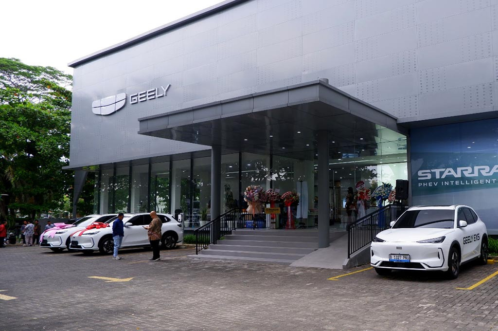 Geely resmikan tiga diler baru di Alam Sutera, Kebon Jeruk, dan Batam untuk perluas layanan 3S. Geely