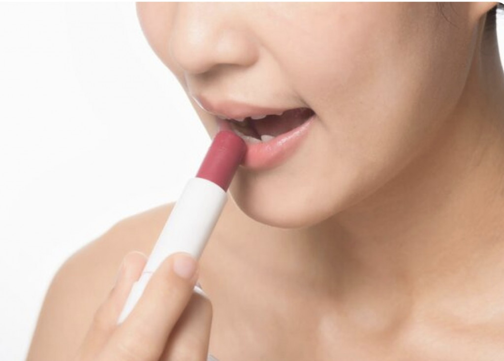 Memilih lipstik dengan formula satin mampu memberikan kelembapan ekstra menjadi pilihan utama bagi banyak orang di usia ini. Ilustrasi Freepik