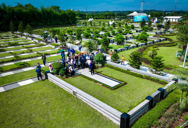 Calon konsumen sedang meninjau area pemakaman di komplek pemakaman Al Azhar Memorial Garden di Karawang, Jawa Barat. (Foto: Istimewa)