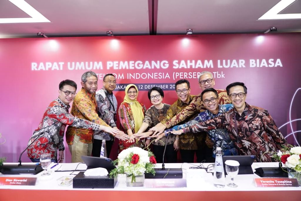 Direktur Utama Telkom Dian Siswarini (keempat dari kiri) bersama jajaran Board of Directors (BOD) TelkomGroup seusai agenda Rapat Umum Pemegang Saham Luar Biasa (RUPSLB). Foto: Telkom Indonesia 