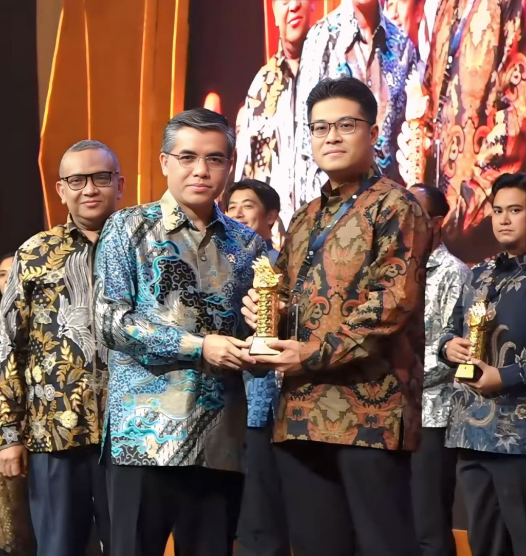 Managing Director PT Natura Perisa Aroma, Billy Laurence menerima penghargaan Paramakarya 2025 yang diberikan Menteri Ketenagakerjaan, Yassierli.