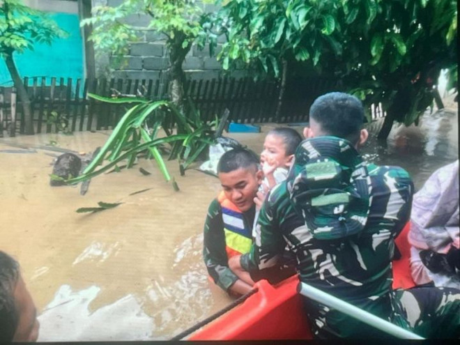 Petugas gabungan turut membantu proses evakuasi warga terdampak bencana di Aceh. Foto: Metro TV/Fajri Fatmawati
